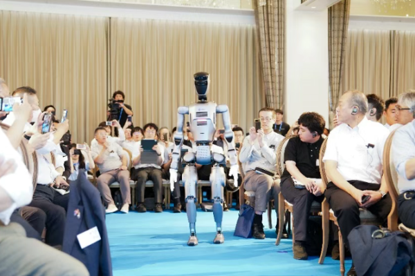 优配良品 越疆科技交付“灵巧操作 + 直膝行走”具身智能人形机器人 Atom